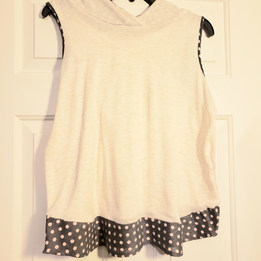 Le Lis Boutique sleeveless pokidot hoodie shirt